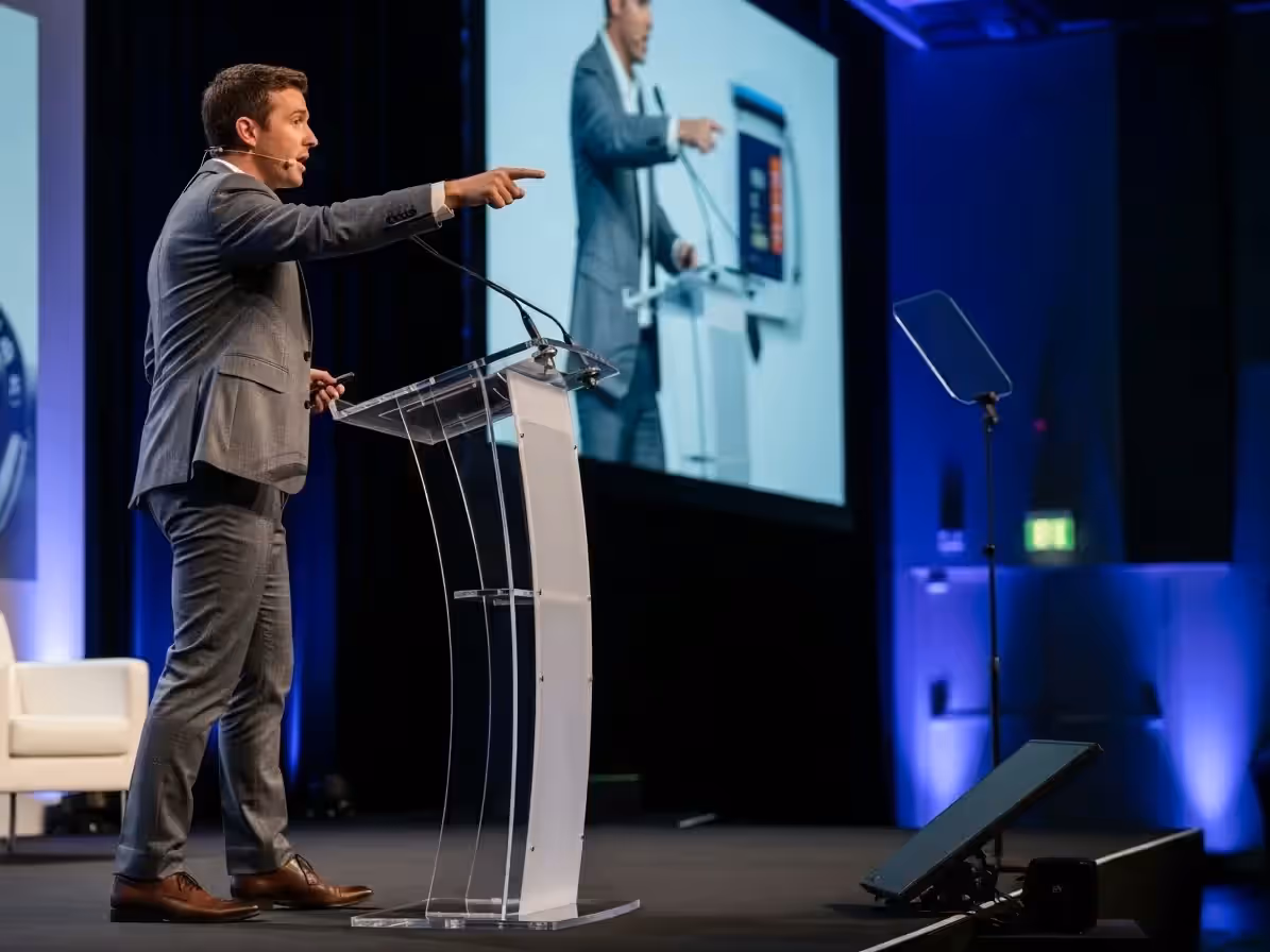 Pantalla grande en conferencia de tecnología