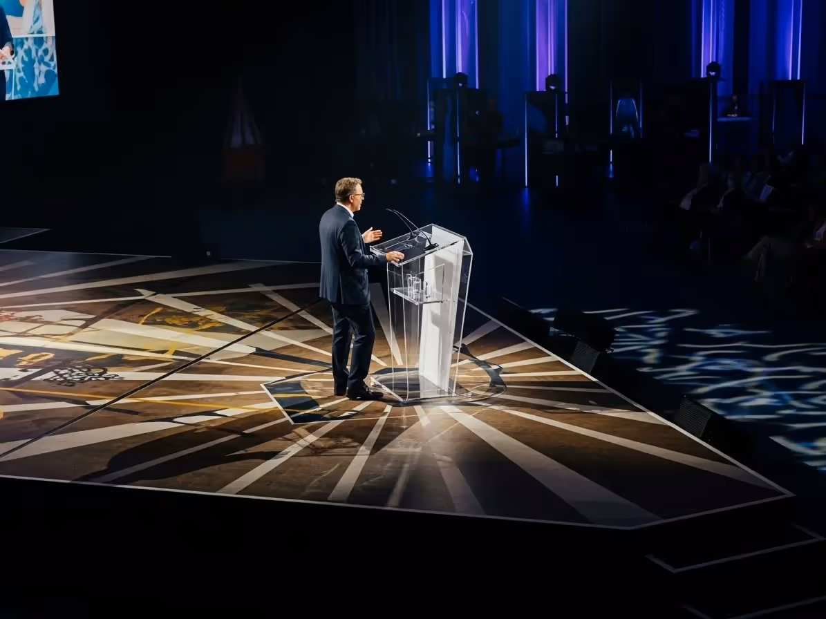 Evento de gala con podium acrilico y proyeccion artistica en escenario