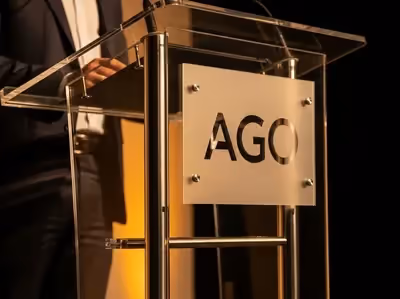 Podium acrílico con placa personalizada y logo corporativo para eventos CDMX