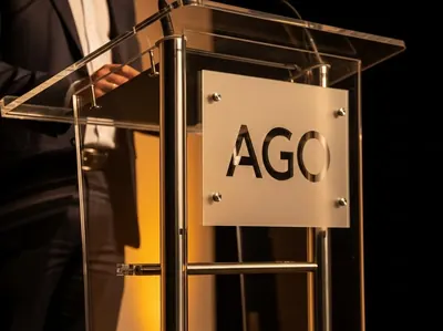 Podium acrílico con placa personalizada y logo corporativo para eventos CDMX