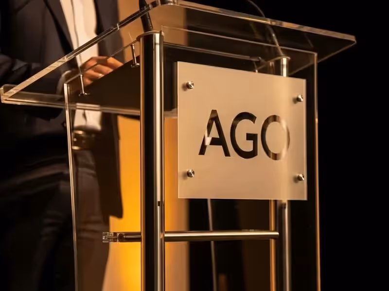 Detalle de podium con logotipo corporativo personalizado