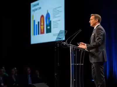 Presentación empresarial con podium acrílico y gráficos en pantalla CDMX