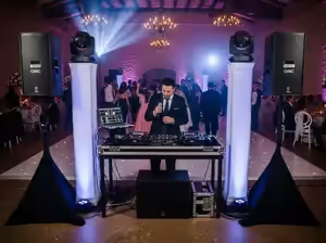 DJ con bocinas QSC y sonido profesional para bodas CDMX