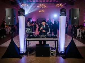 DJ con bocinas QSC y sonido profesional para bodas CDMX