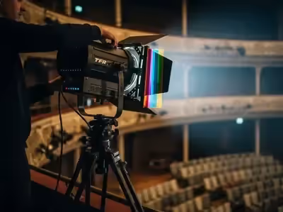 Seguidor con filtros de color dicroicos y geles para teatro - renta iluminación escénica CDMX
