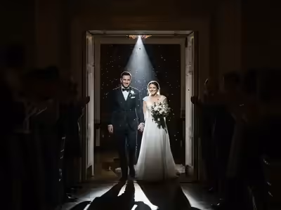 Seguidor iluminando entrada triunfal de novios en boda - renta luz follow spot CDMX