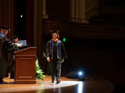 Renta seguidor para graduaciones - iluminación estudiante con toga en ceremonia CDMX