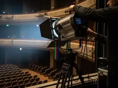 Seguidor HMI 2500W profesional para teatro con tripie y geles de color - renta CDMX